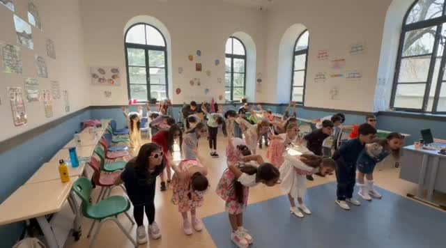 Am sărbătorit copilăria prin dans, bucurie și momente frumoase petrecute împreună! ❤️

Elevii claselor I și a III-a au pregătit un moment artistic plin de energie și entuziasm, care a adus zâmbete și emoție tuturor celor prezenți. Prin fiecare pas de dans, copiii au transmis veselie, spontaneitate și frumusețea acestei perioade minunate din viață.

Felicitări tuturor copiilor pentru implicare și pentru bucuria pe care au împărtășit-o cu noi!

La mulți ani tuturor copiilor! Să aveți parte de o copilărie fericită, plină de iubire, joc și amintiri de neuitat! 🎈🌈✨