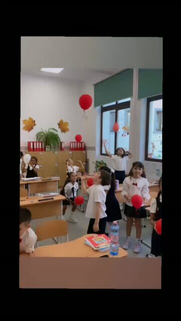 Instantanee din primele două săptămâni ale clasei I A: cântec, semne grafice, sport, poveşti, matematică, propoziții, natură, pictură, scriere, prietenie, bucurie.