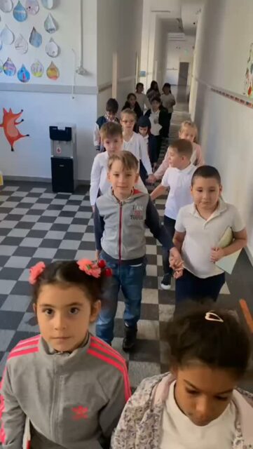 Când toamna e generoasă și le dă jucării, elevii din clasa I mută ora de AVAP în curtea școlii. Acolo se întâmplă micile minuni: copiii observă și își reamintesc părțlie plantelor și rolul acestora, apoi  frunzele  se transformă în lilieci, liliecii sunt imortalizați în desene, copiii se transformă în lilieci și folosesc “ecolocația” pentru a învăța să se deplaseze în spații limitate fără a se atinge/deranja unii pe alții. Iar întoarcerea dansantă, cu satisfacția lucrului bine fācut, ne arată cât de puțin ne trebuie ca să fim fericiți!